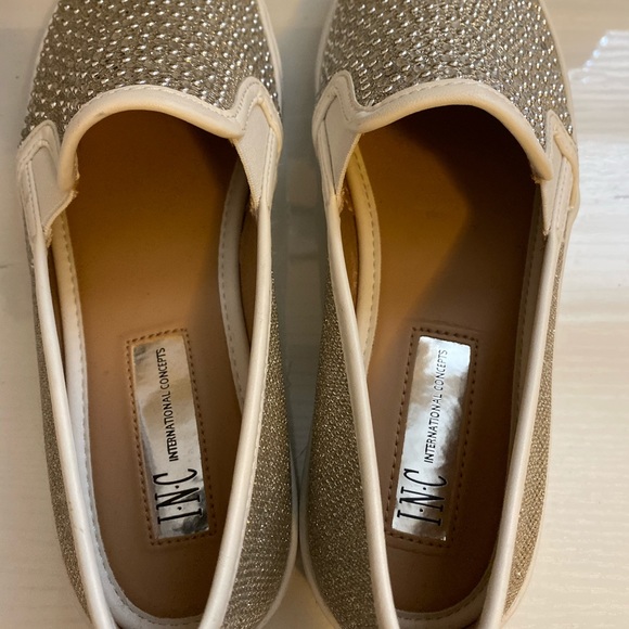 🔥🔥🔥JUST REDUCED!!! INC silver sparkle shoes - Picture 3 of 4
